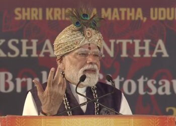 प्रधानमंत्री मोदी आज कर्नाटक और गोवा के दौरे पर , उडुपी स्थित श्री कृष्ण मठ और जीवोत्तम मठ के दर्शन किये  ……….