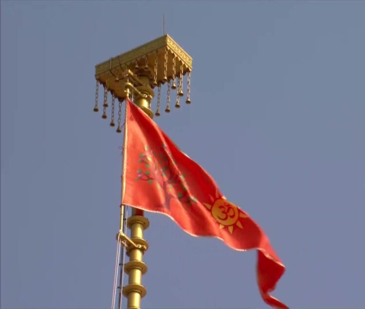 राम मंदिर के शिखर पर फहरी धर्म ध्वजा, पीएम मोदी ने जोड़े हाथ, ऐतिहासिक पलों की गवाह बनी रामनगरी