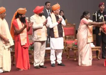 पतंजलि विवि के दीक्षांत समारोह में शामिल हुईं राष्ट्रपति, छात्र-छात्राओं को दिए मेडल