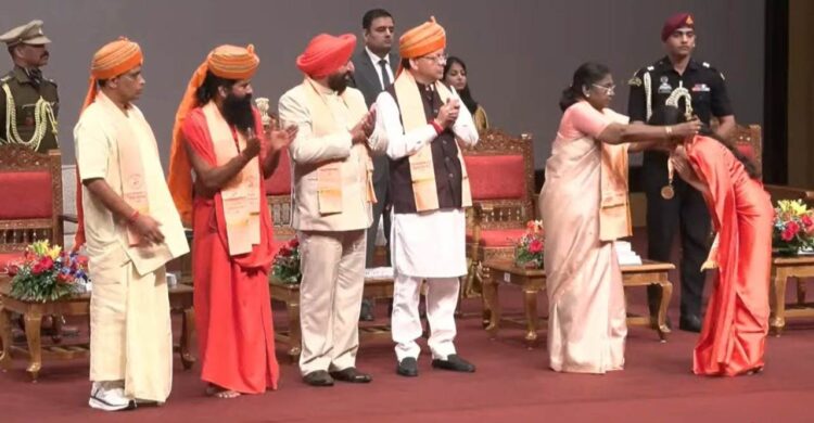 पतंजलि विवि के दीक्षांत समारोह में शामिल हुईं राष्ट्रपति, छात्र-छात्राओं को दिए मेडल