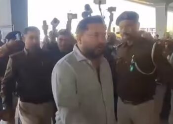 तेजस्वी चुप्पी साधकर दिल्ली रवाना हुए…………