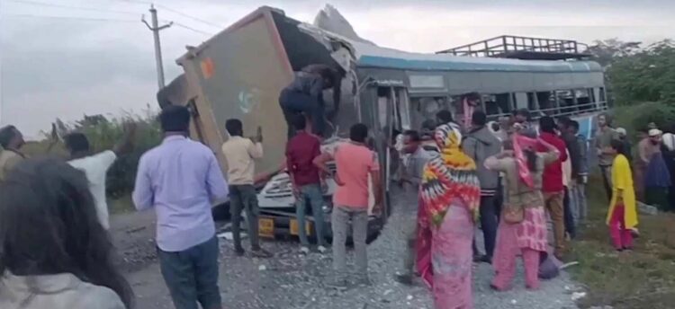 तेलंगाना के रंगारेड्डी में बस-डंपर की टक्कर, 20 की मौत ,20 घायल…………