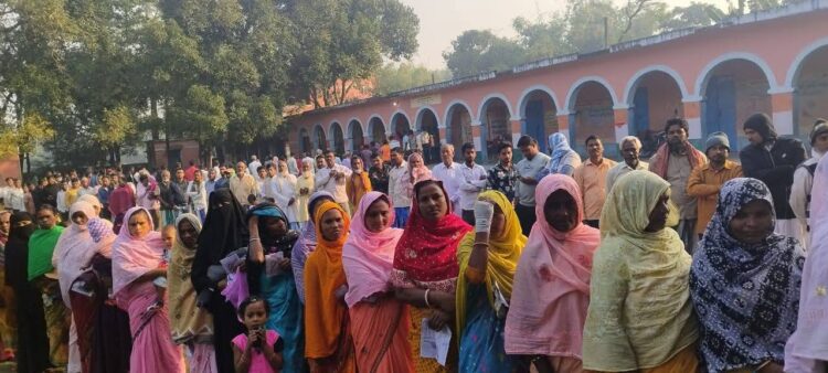 बिहार में दुसरे और अंतिम चरण के 20 जिलों की 122 सीटों पर मतदान जारी , सुबह 9 बजे तक 14.55 फीसदी हुआ मतदान……………..