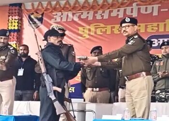 बिहार DGP के सामने 2 नक्सलियों ने किया सरेंडर