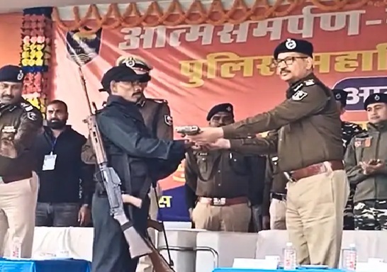 बिहार DGP के सामने 2 नक्सलियों ने किया सरेंडर
