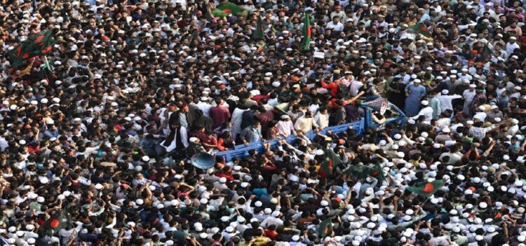 बांग्लादेश हिंसा : चुनाव से पहले भारत विरोधी नारों से क्यों उबल रहा बांग्लादेश…………