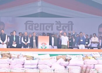 चुनाव आयोग सरकार के साथ मिलकर काम कर रही,  रामलीला मैदान में SIR को लेकर राहुल गांधी ने बोला हमला.