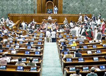 संसद के शीतकालीन सत्र के चौथे दिन आज विपक्षी नेताओं ने दिल्ली के एयर पॉल्यूशन को लेकर किया विरोध प्रदर्शन ……….