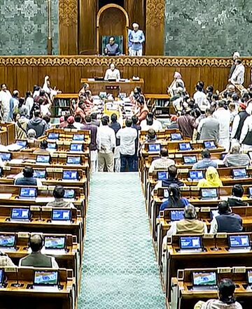 संसद के शीतकालीन सत्र के चौथे दिन आज विपक्षी नेताओं ने दिल्ली के एयर पॉल्यूशन को लेकर किया विरोध प्रदर्शन ……….