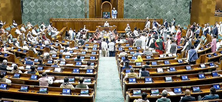 संसद के शीतकालीन सत्र के चौथे दिन आज विपक्षी नेताओं ने दिल्ली के एयर पॉल्यूशन को लेकर किया विरोध प्रदर्शन ……….