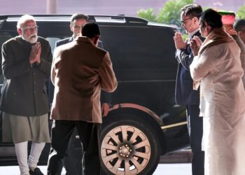 ये मजदूर आपके पीछे खड़ा है, आप बस काम करिए………..