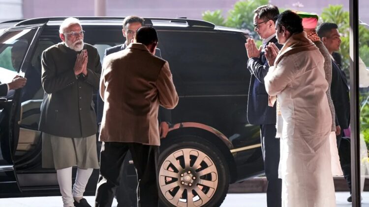 ये मजदूर आपके पीछे खड़ा है, आप बस काम करिए………..