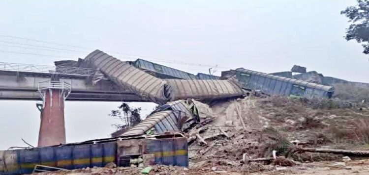 जमुई में सीमेंट लदी मालगाड़ी नदी में गिरी ,दिल्ली-पटना-हावड़ा रूट ठप, वंदे भारत समेत 9 ट्रेनों का रूट डायवर्ट, 1 कैंसिल