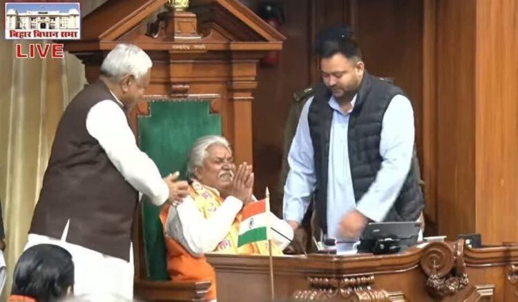 एक हाथ नीतीश तो दूसरा तेजस्वी ने पकड़ा…