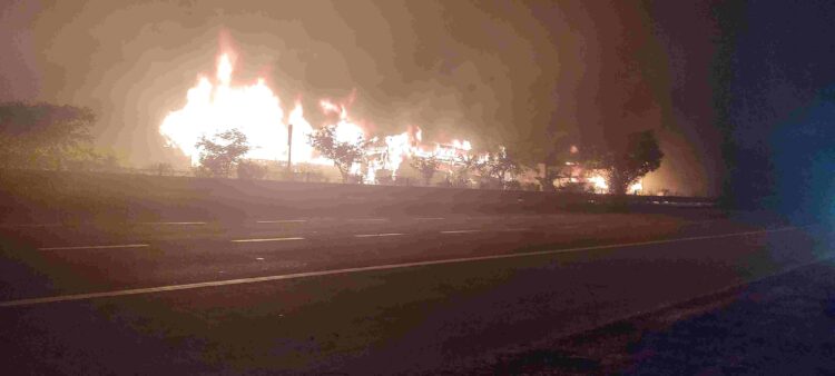 यूपी में घने कोहरे ने ली 15 लोगों की जान , सात बसें और तीन कारें टकराईं ,धमाके के साथ लग गई भयानक आग …….