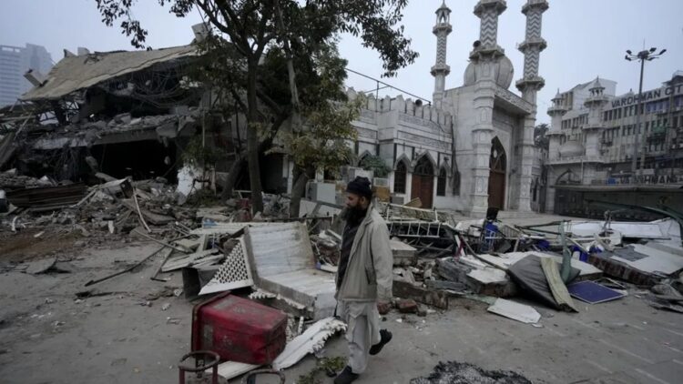 दिल्ली में फैज-ए-इलाही मस्जिद के पास अतिक्रमण हटाने की कार्रवाई के दौरान हिंसा , पुलिस टीम पर हुई पत्थरबाजी