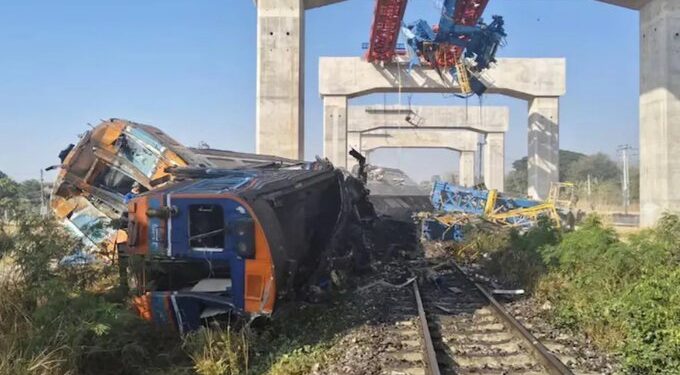 थाईलैंड में दर्दनाक हादसा, ट्रेन पर गिरी क्रेन; 22 लोगों की मौत और 30 घायल