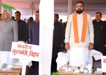 पटना के गांधी मैदान में ध्वजारोहण के दौरान कुर्सी अदला-बदली…………….