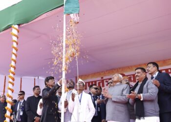 सीएम नीतीश के सामने दलित सामाज के लोगों ने तिरंगा फहराया