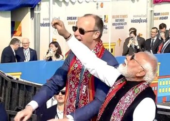 साबरमती रिवरफ्रंट पहुंचे PM मोदी और जर्मन चांसलर, पतंग महोत्सव का किया उद्घाटन