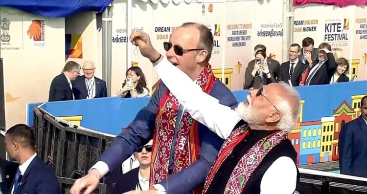 साबरमती रिवरफ्रंट पहुंचे PM मोदी और जर्मन चांसलर, पतंग महोत्सव का किया उद्घाटन