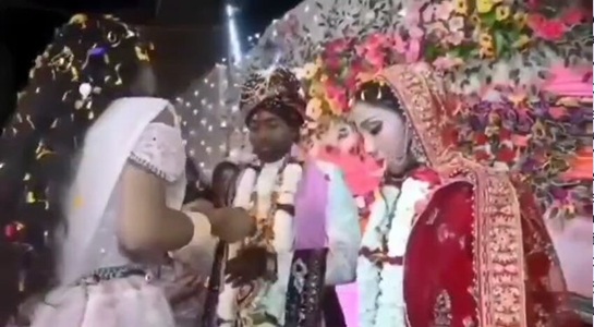 जयमाल के दौरान स्टेज पर चढ़कर दुल्हन को मारी गोली………