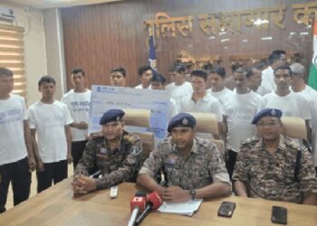 ‘लाल आतंक’ का अंत करीब: सुरक्षाबलों को मिली बड़ी कामयाबी, सुकमा में 22 नक्सलियों ने डाले हथियार