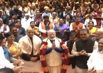 NDA मीटिंग में पीएम मोदी का भव्य स्वागत… 50% से 18% टैरिफ, डिप्लोमेसी से खत्म हुआ टैरिफ वॉर