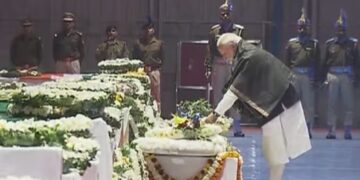 पीएम मोदी और उपराष्ट्रपति ने बलिदानी वीर जवानों को दी श्रद्धांजलि………