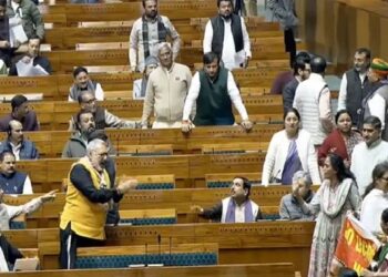 विपक्ष के महिला सांसदों के प्रदर्शन के दौरान आखिर हुआ क्या था !