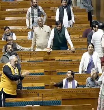 विपक्ष के महिला सांसदों के प्रदर्शन के दौरान आखिर हुआ क्या था !