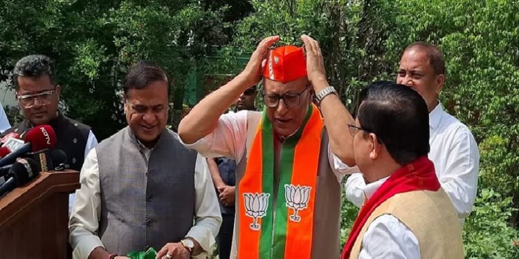 असम में कांग्रेस के बड़े नेता क्यों पार्टी छोड़ रहे हैं?