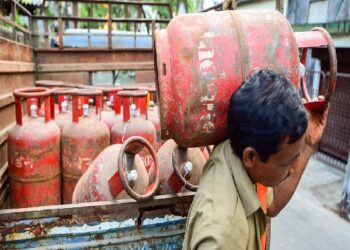 घरेलू सिलेंडर के दाम 60 रुपए बढ़े