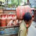 घरेलू सिलेंडर के दाम 60 रुपए बढ़े