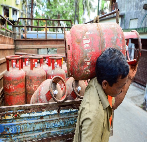 घरेलू सिलेंडर के दाम 60 रुपए बढ़े