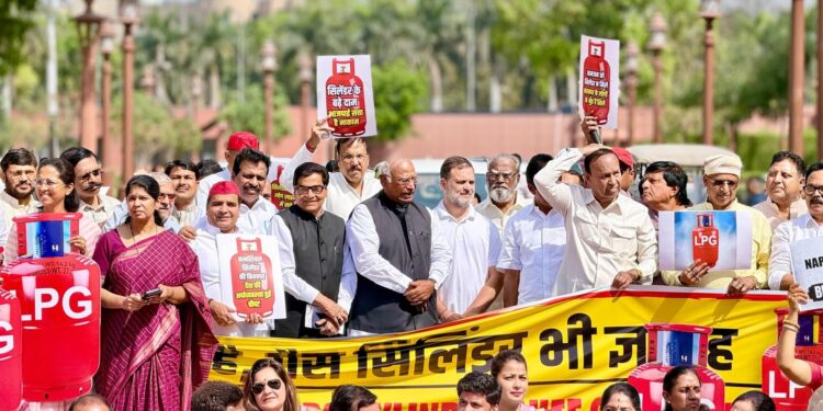 एलपीजी संकट : इस पर राजनीति करने की क्या ज़रूरत ?