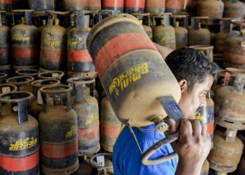 देश के कई राज्यों में कॉमर्शियल गैस सिलेंडर सप्लाई बंद ! एसेंशियल कमोडिटी एक्ट 1955′ लागू