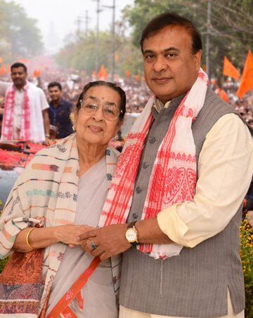 असम सीएम हिमंत बिस्वा सरमा ने नॉमिनेशन भरा, माँ से लिया आशीर्वाद ,पत्नी-बेटे साथ किया रोड शो…………..