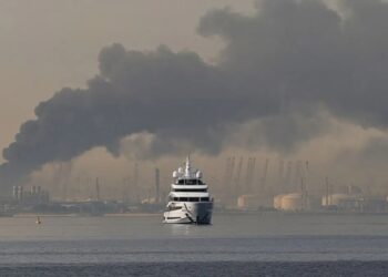 खामेनेई की मौत के बाद मिडिल-ईस्ट में ईरानी मिसाइलों का तांडव जारी ,आबूधाबी एयरपोर्ट बंद ,बुर्ज खलीफा के पास धमाका