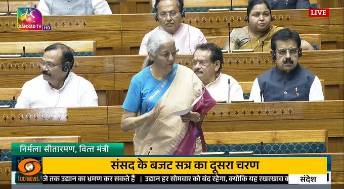 LPG संकट पर विपक्ष का संसद के बाहर प्रदर्शन, विपक्ष ने दोनों सदनों में मुख्य चुनाव आयुक्त को हटाने का नोटिस दिया
