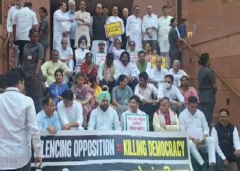 संसद परिसर में एक ही दिन में तीन-तीन प्रदर्शन ………….