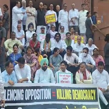 संसद परिसर में एक ही दिन में तीन-तीन प्रदर्शन ………….