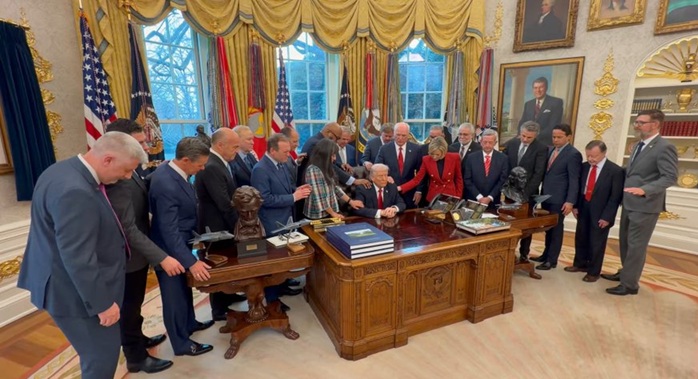 व्हाइट हाउस में ट्रंप का पूजा पाठ, ईरान से जंग के बीच ईश्वर से खुद के लिए मांगी शक्ति