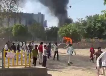 नोएडा में वेतन की मांग पर आक्रोश……..