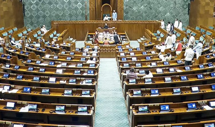 लोकसभा में गिरा महिला आरक्षण बिल ,चाहिए थे 352 वोट मिले 298,