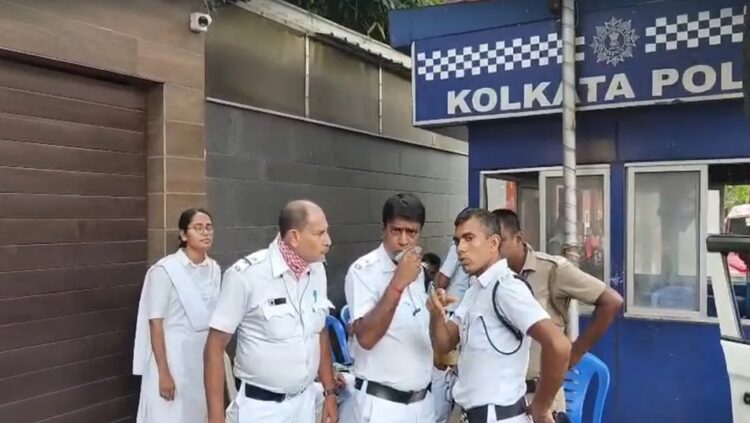 तृणमूल कांग्रेस के सांसद अभिषेक बनर्जी के घर पहुंची कोलकाता पुलिस