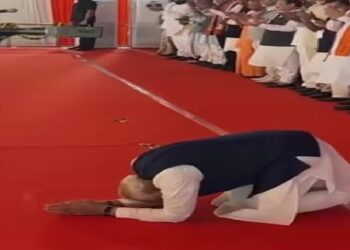 ‘नतमस्तक मोदी’ :नमन और नमन में छिपे हैं बड़े संदेश……………
