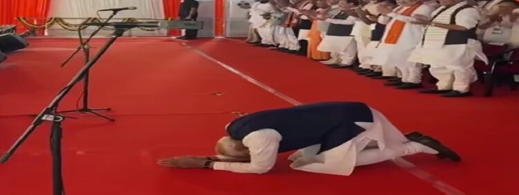 ‘नतमस्तक मोदी’ :नमन और नमन में छिपे हैं बड़े संदेश……………