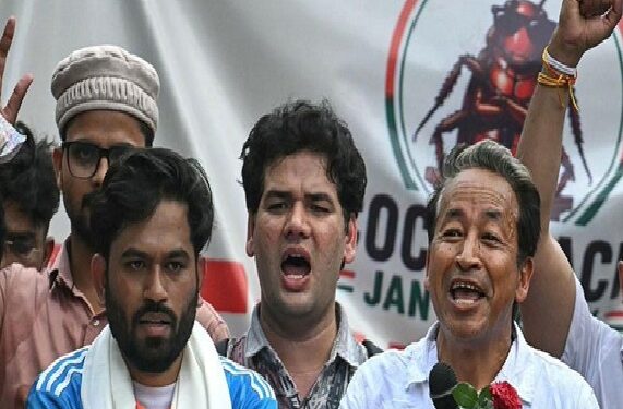 ‘कॉक्रोच जनता पार्टी’ का पहला सार्वजनिक प्रदर्शन , खास प्रभाव छोड़ने में नाकाम………