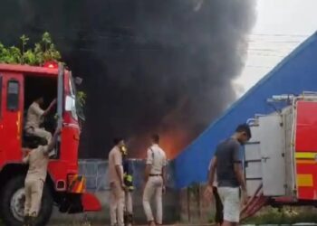 पटना के तेल गोदाम में लगी भीषण आग….